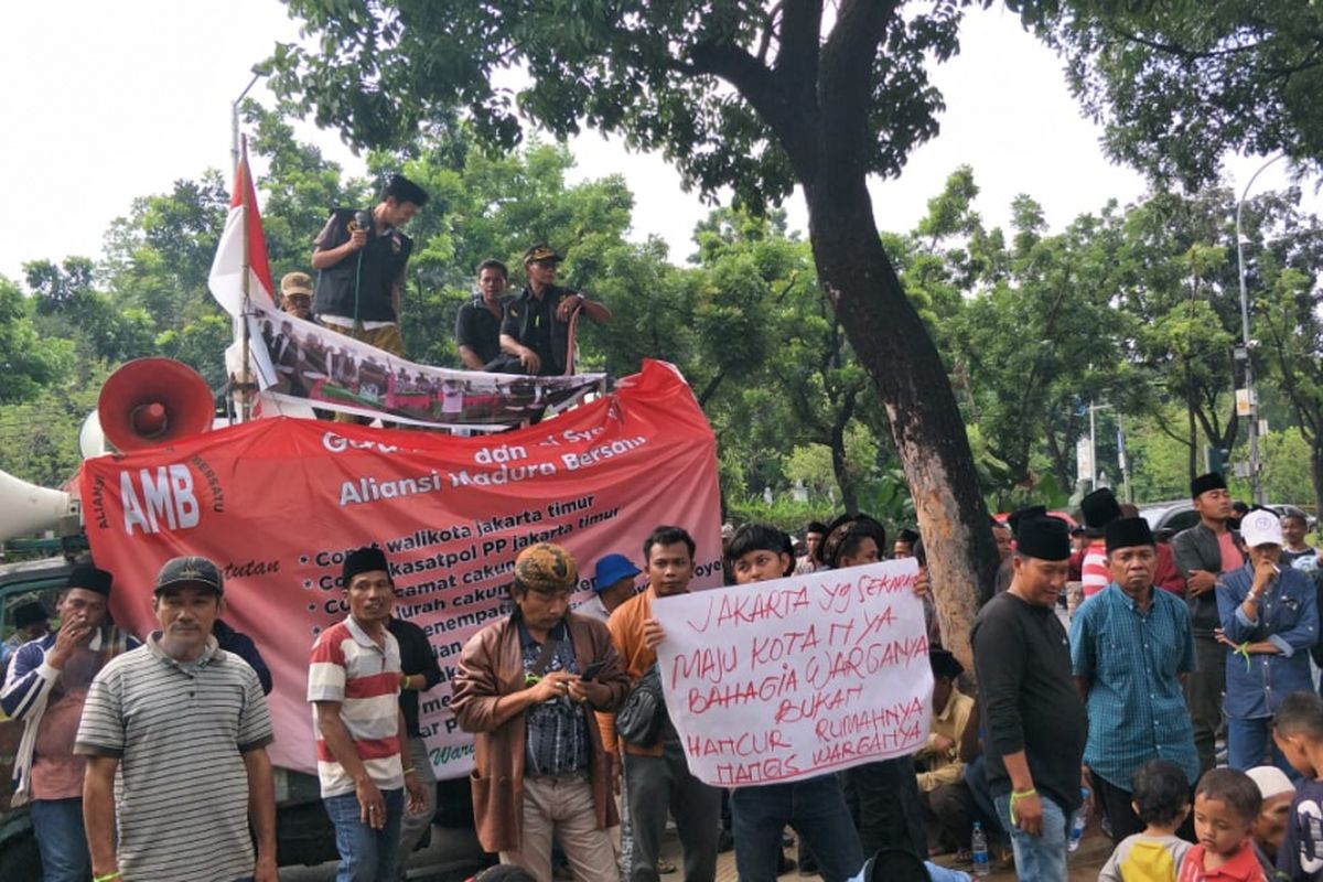 Sejumlah warga Jalan Cakung Cilincing, Jakarta Timur, berdemo di depan Balai Kota DKI Jakarta, Jalan Medan Merdeka Selatan, Rabu (5/9/2018). Mereka berdemo karena tempat tinggalnya akan digusur.