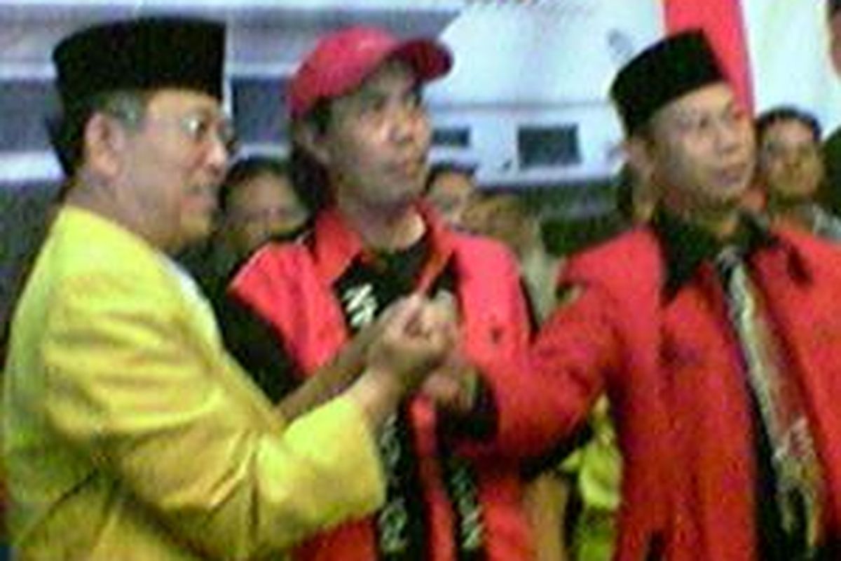 Walikota Bandung Dada Rosada (kiri)