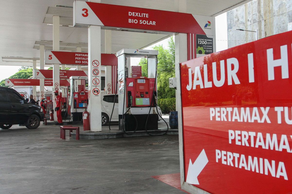 Pengisian Bahan Bakar Minyak di SPBU 13.282.613 Jalan Imam Munandar, Kota Pekanbaru, Riau, Minggu (17/4/2022). PT Pertamina Patra Niaga Regional Sumbagut memastikan stok BBM dan LPG aman dengan membentuk tim Satuan Tugas Khusus Ramadan dan Idul fitri (Satgas RAFI) yang bertugas untuk memastikan keamanan pasokan energi mulai tanggal 11 April hingga 10 Mei 2022. Beberapa layanan tambahan tambahan BBM periode Satgas RAFI tahun 2022 yakni 88 SPBU, 550 outlet LPG 3 Kg, 119 outlet LPG NPSO, 18 Pertashop yang disiagakan 24 jam serta enam motorist untuk layanan delivery dan tiga kantong SPBU.