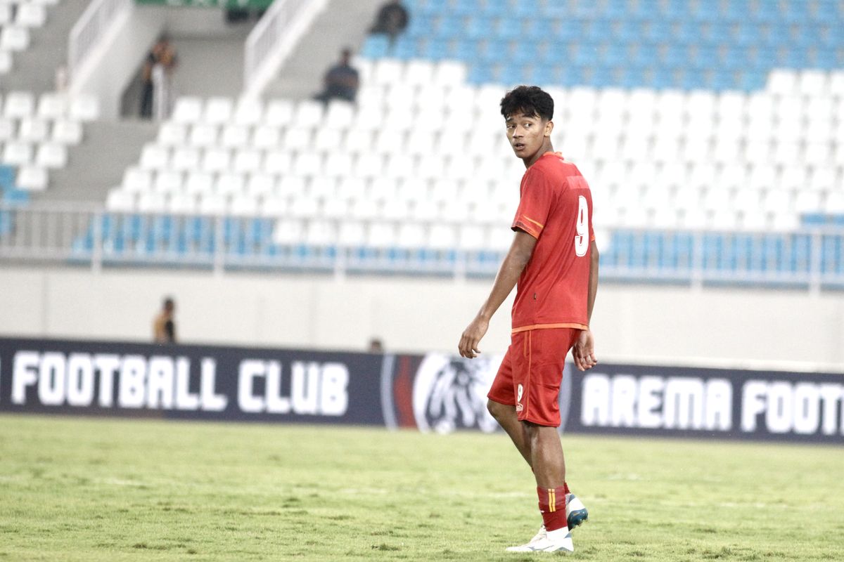 Pemain timnas u17 Indonesia Evandra Florasta yang tergabung dalam Arema Allstar saat laga Charity Match Ngalup Penuh Cinta melawan Arema FC yang berakhir dengan skor 7-0 di Stadion Kanjuruhan Kabupaten Malang, Kamis (8/5/2025) sore.