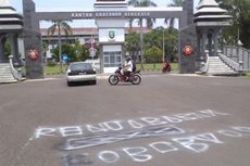 Jalan Depan Kantor Gubernur Bengkulu Dicoret-coret