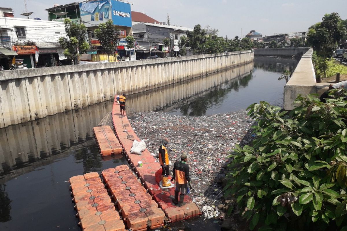 Kondisi Kali Sentiong di dekat Jalan Haji Ung, Kemayoran, yang dipenuhi sampah, Jumat (3/8/2018).