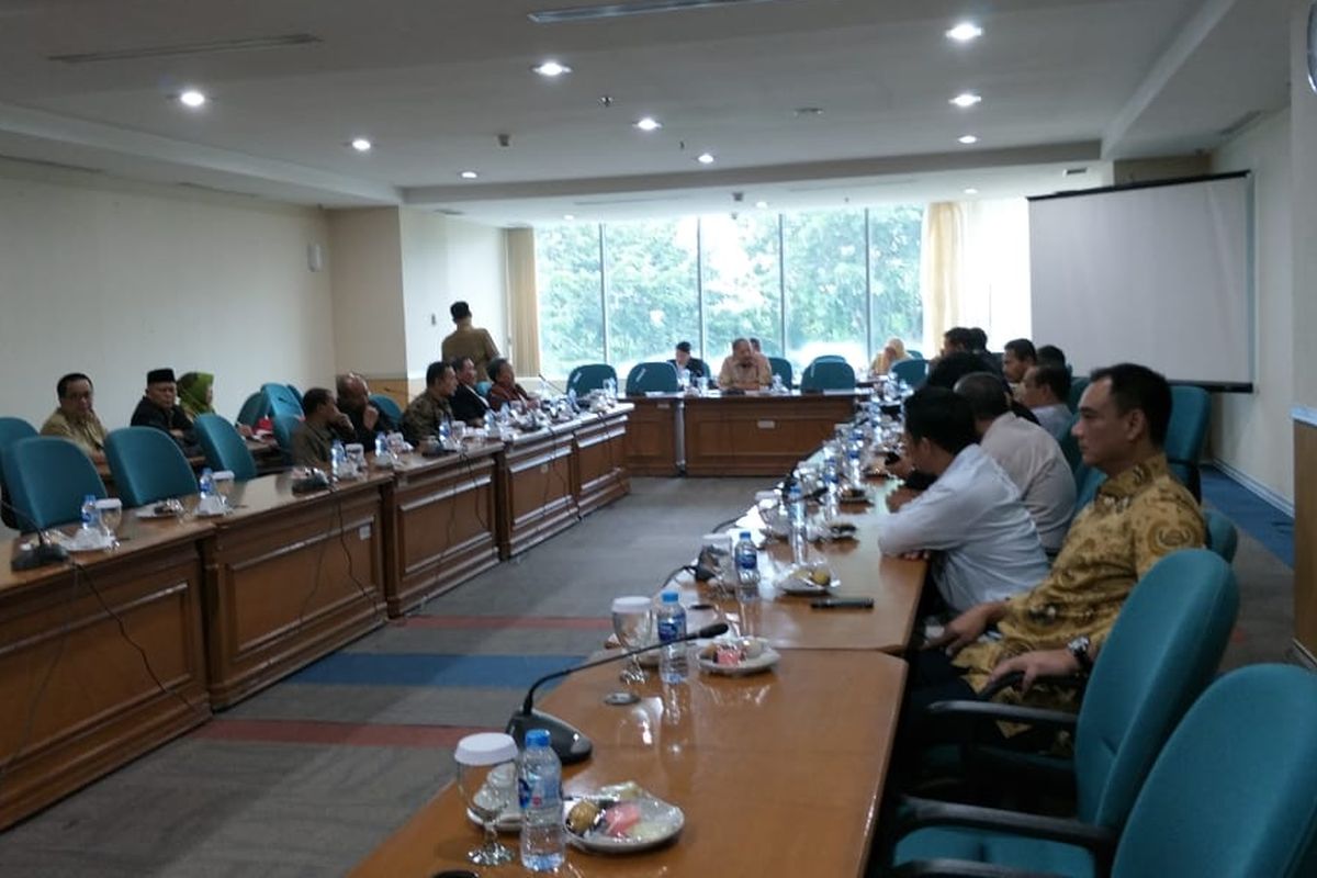 Suasana rapat pimpinan gabungan (rapimgab) DPRD DKI Jakarta untuk membahas tata tertib (tatib) pemilihan wakil gubernur DKI Jakarta di Gedung DPRD DKI, lagi-lagi diundur, Senin (15/7/2019).