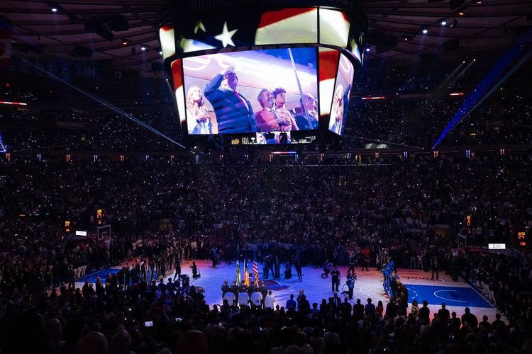 Di Kampung Halaman Sendiri, Trump Dimusuhi Warga Saat Nonton Final NBA