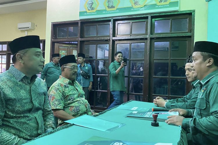 Eri Cahyadi-Armuji saat daftar maju Pilkada ke DPC PKB Surabaya, Minggu (5/5/2024).