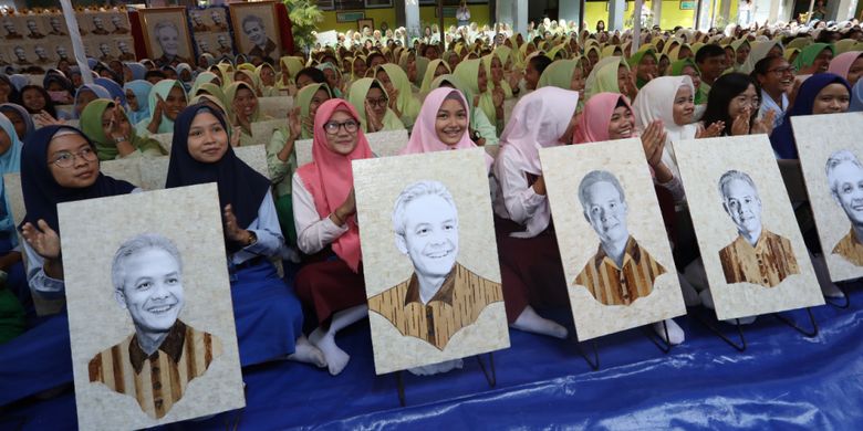 Siswa-siswi SMKN 2 Semarang melukis wajah Gubernur Ganjar Pranowo dengan kulit bawang dan pelepah pisang hingga pecahkan rekor LEPRID, Kamis (25/10/2018).