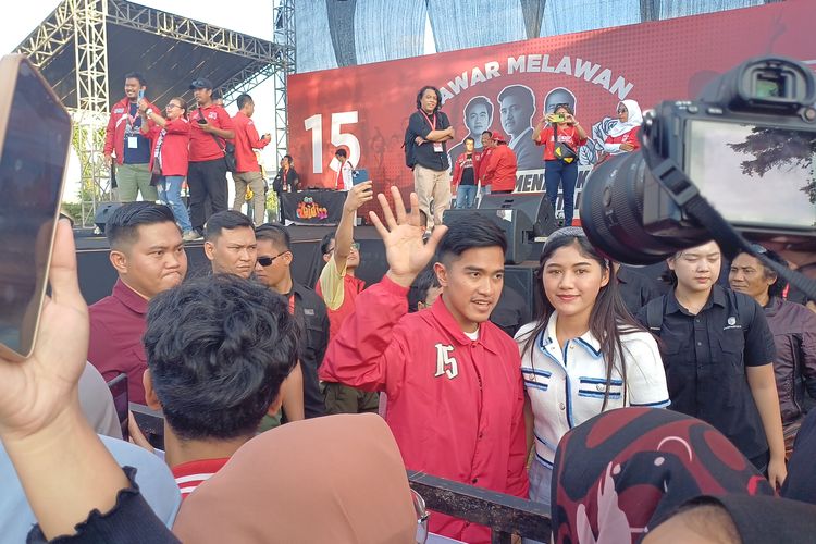 Ketua Umum PSI Kaesang Pangarep bersama Istrinya Erina Gudono saat kampanye terbuka PSI di Tangerang Selatan, Kamis (25/1/2024).