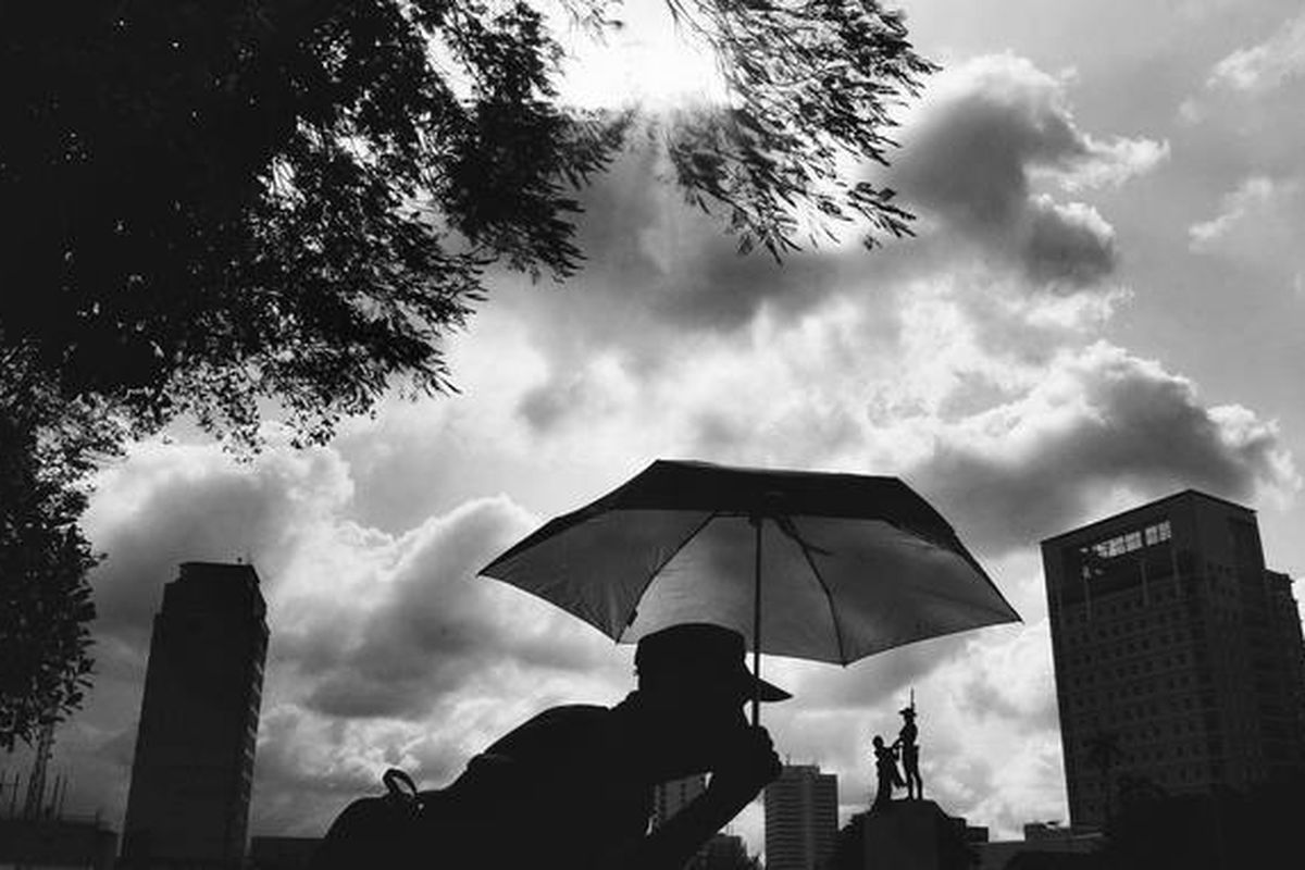 Cuaca terik yang terasa pada siang hari, setelah pada pagi hari Jakarta berselimut mendung, di kawasan Tugu Tani, Jakarta, Senin (17/3/2008). Perubahan cuaca yang ekstrem terjadi dalam sehari itu dirasakan warga Ibu Kota.  