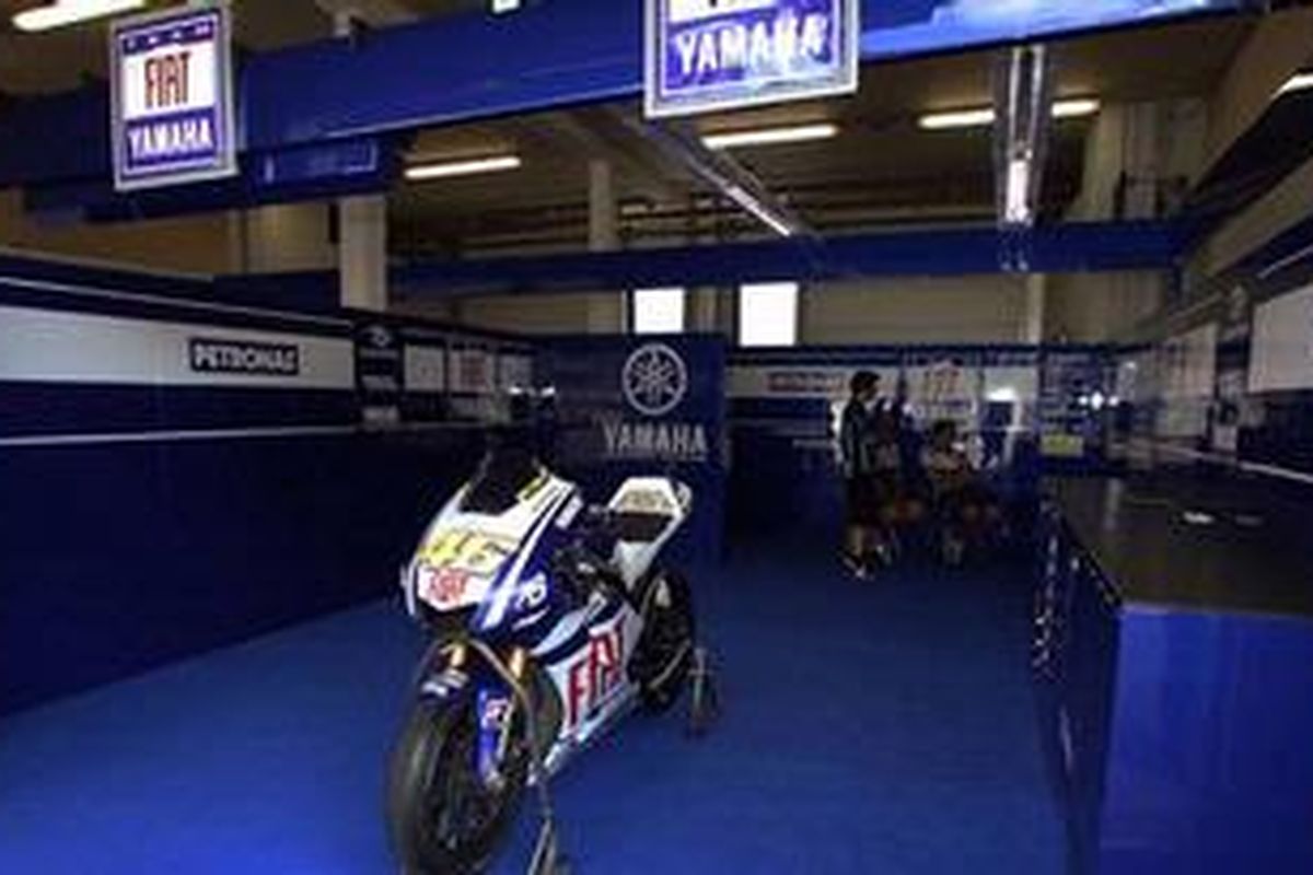 Garasi tim Fiat Yamaha. Meskipun Valentino Rossi dan Jorge Lorenzo satu tim, tetapi sejak 2008, mereka terpisah di garasi. Tembok pemisah ini mungkin akan tetap dipertahankan Yamaha, meskipun pada musim 2011, Lorenzo berpasangan dengan Ben Spies