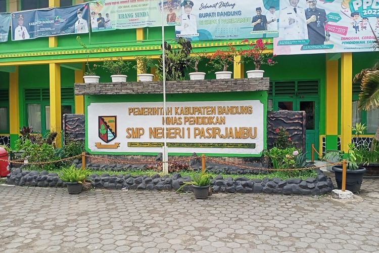 Adanya keluhan dari salah satu orang tua murid SMPN 1 Pasir Jambu di Kabupaten Bandung terkait pembelian seragam secara paksa, ditampik oleh pihak sekolah. Tak hanya itu isu tersebut membuat geram Bupati Bandung Dadang Supriatna dan menuai komentar dari DPRD Kabupaten Bandung.