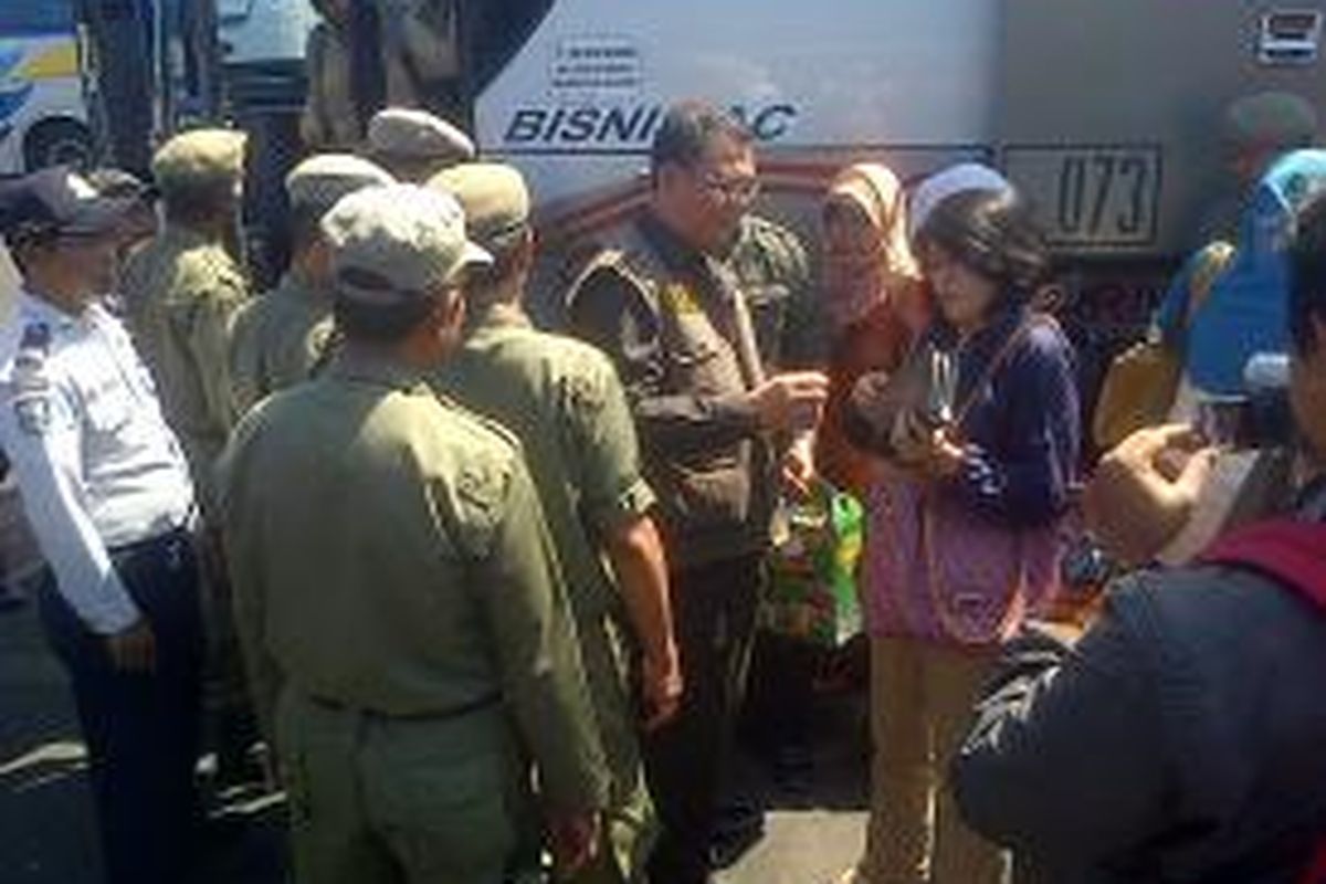Dinas Kependudukan dan Catatan Sipil (Disdukcapil) Kota Bandung tengah menggelar operasi pengawasan dan pendataan dokumen kependudukan tahunan bagi para pendatang musiman yang akan masuk ke Kota Bandung usai Lebaran melalui beberapa lokasi,  seperti stasiun Kiaracondong, terminal Leuwipanjang, dan Stasiun Besar Bandung, Jumat (16/8/2013)
