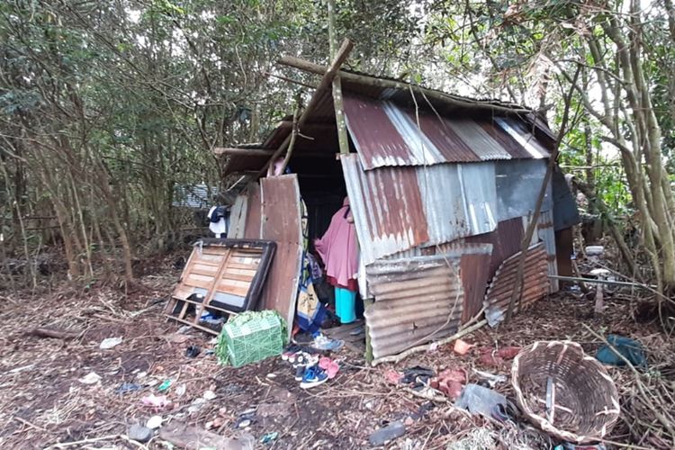 Tampak kondisi gubuk berdinding seng bekas mirip kandang ayam yang ditenpati pasutri bersama 4 anaknya di Jalan Tani, Desa Mega Timur, Kecamatan Sungai Ambawang, Kabupaten Kubu Raya, Kalimantan Barat.