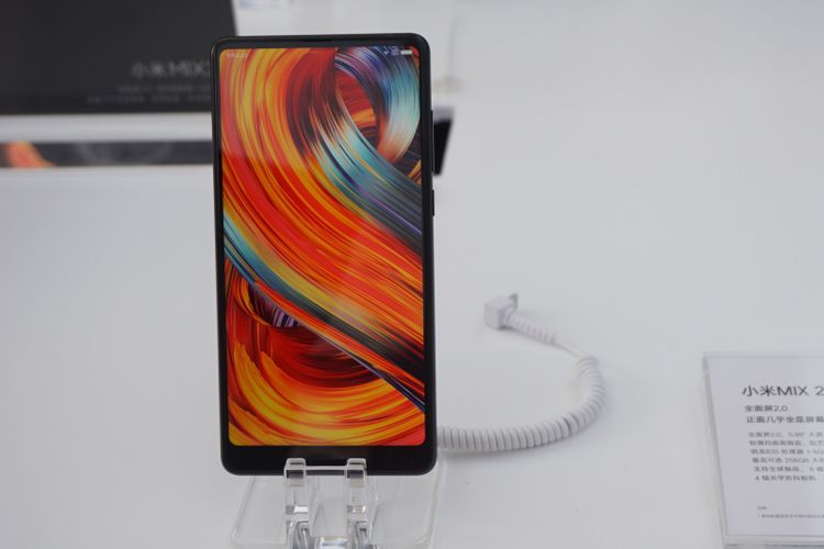 Xiaomi Mi Mix 2 dengan layar 5,99 inci aspek rasio 18:9.