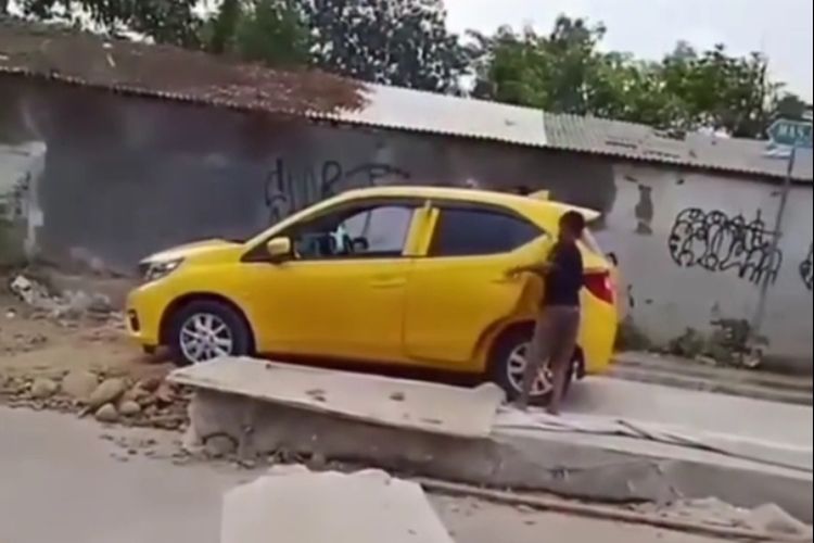 Ramai Mobil Tersangkut di Jalan Cor Pekalongan, Ini Penjelasan Polisi 