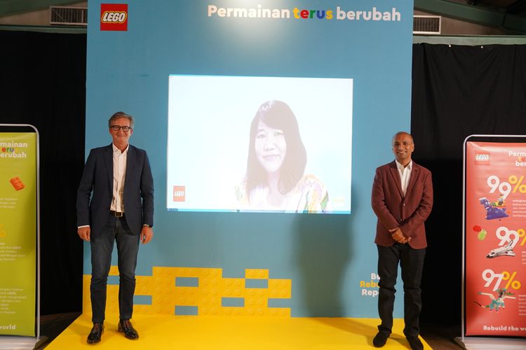 Potret Cesar Ridruejo selaku General Manager of LEGO Group Southeast Asia (kiri), Niken Hartomo selaku Senior Graphic Designer of LEGO Group di Denmark (tengah), dan Rohan Mathur selaku Marketing Director of the LEGO Group Southeast Asia (kanan), dalam press conference kampanye ?LEGO ?Ever Changing Play For Every Kid?s Way #PermainanTerusBerubah?