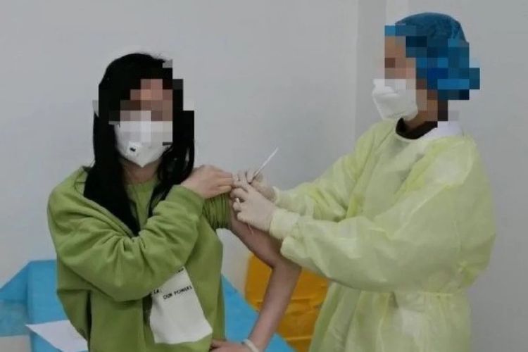 Seorang petugas kesehatan menyuntikkan vaksin virus corona ke seorang sukarelawan. Terdapat 108 relawan di Wuhan yang mengambil bagian dalam uji coba vaksin.(Weibo via South China Morning Post)