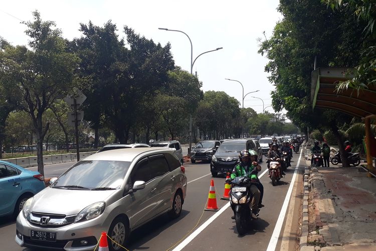 Tampak Jalan Pramuka, Jakarta Timur macet, sejumlaj pengendara sepeda motor gunakan jalur lintasan sepeda agar lancar, Jumat (20/9/2019).