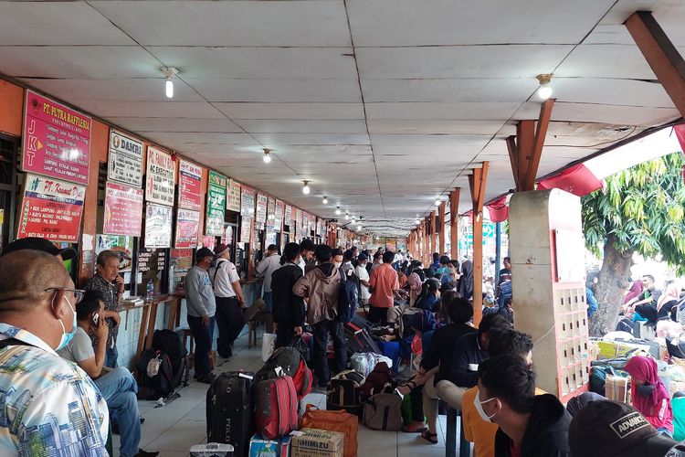 Tujuh hari menjelang Hari Raya Idul Fitri atau lebaran, ratusan penumpang bertolak dari Terminal Kalideres, Jakarta Barat, menuju kampung halaman. 