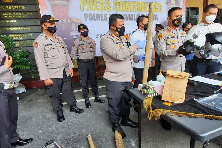 Kepala Polresta Tasikmalaya AKBP Aszhari Kurniawan menunjukkan barang bukti kasus kekerasan terhadap pelajar di Jalan Raya Tamansari, Kota Tasikmalaya, Jawa Barat, Rabu (12/1/2022).