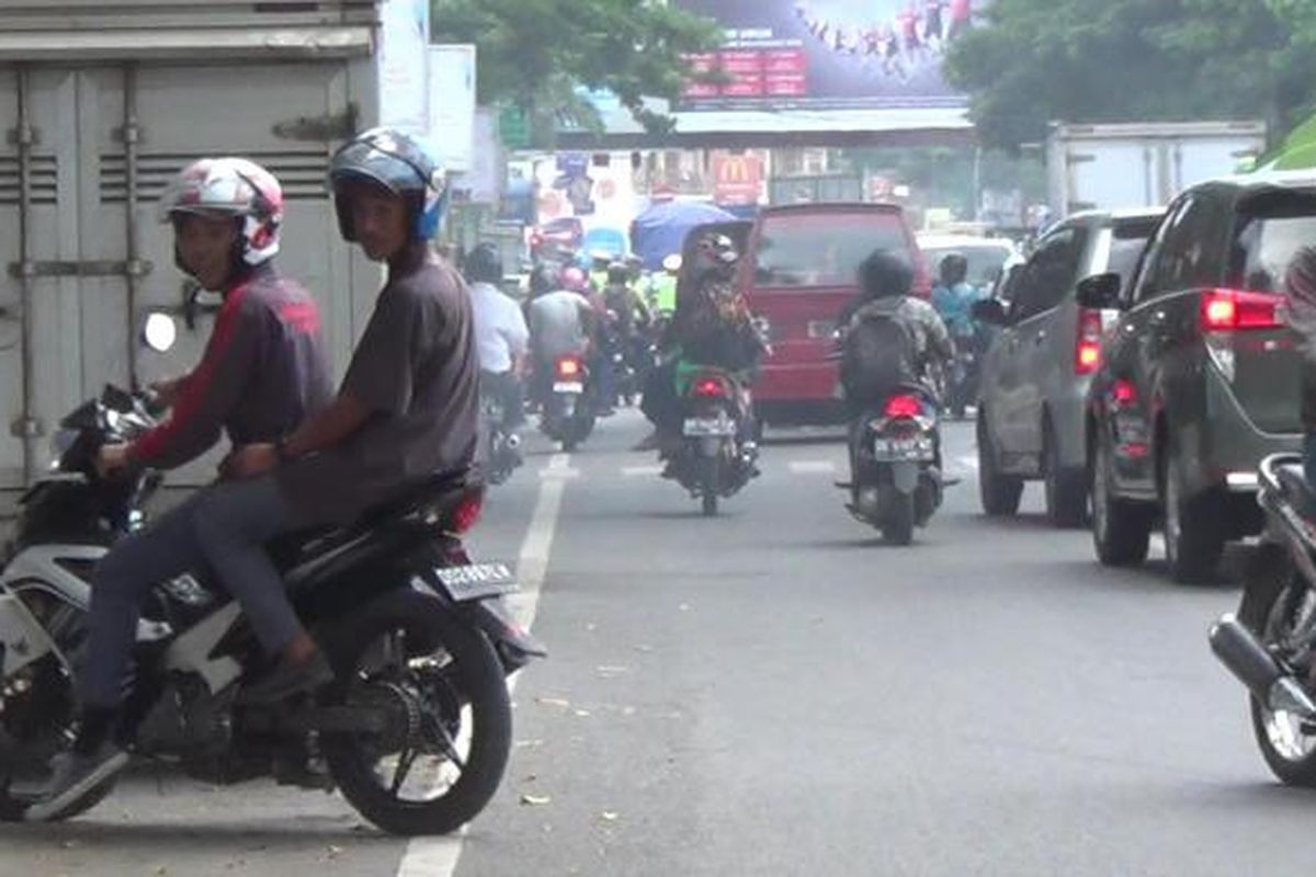 Sejumlah pelanggar lalulintas di Kabupaten Gowa, Sulawesi Selatan berupaya berputar arah demi menghindari operasi Patuh Jaya. Selasa, (17/05/2016).