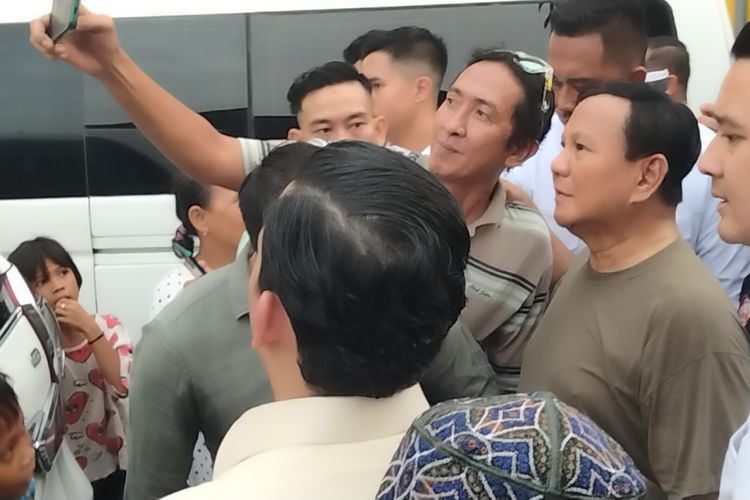 Capres nomor urut 2 Prabowo Subianto saat berfoto bersama pendukungnya diacara Silaturahmi Nasional Jaringan Santri Indonesia di Palembang, Sumatera Selatan, Selasa (9/1/2024).