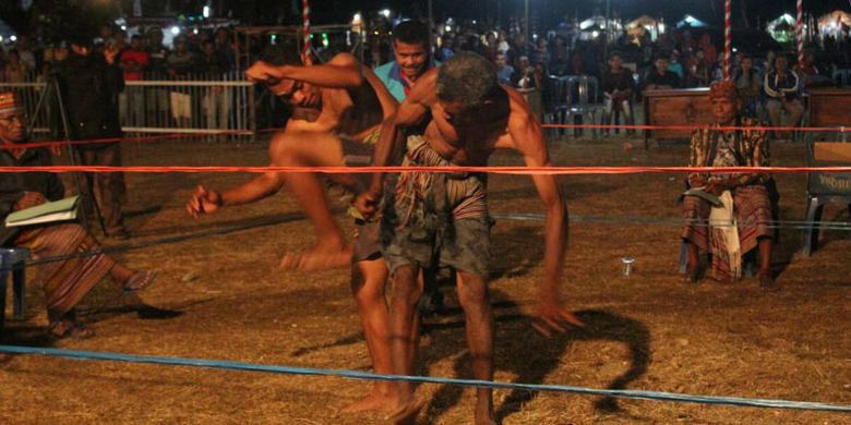 Dua orang warga sedang beradu tendangan dalam lomba Manatika yang digelar di Lapangan Oemanu, Kota Kefamenanu, Timor Tengah Utara (TTU), Nusa Tenggara Timur (NTT), Minggu (17/9/2017).