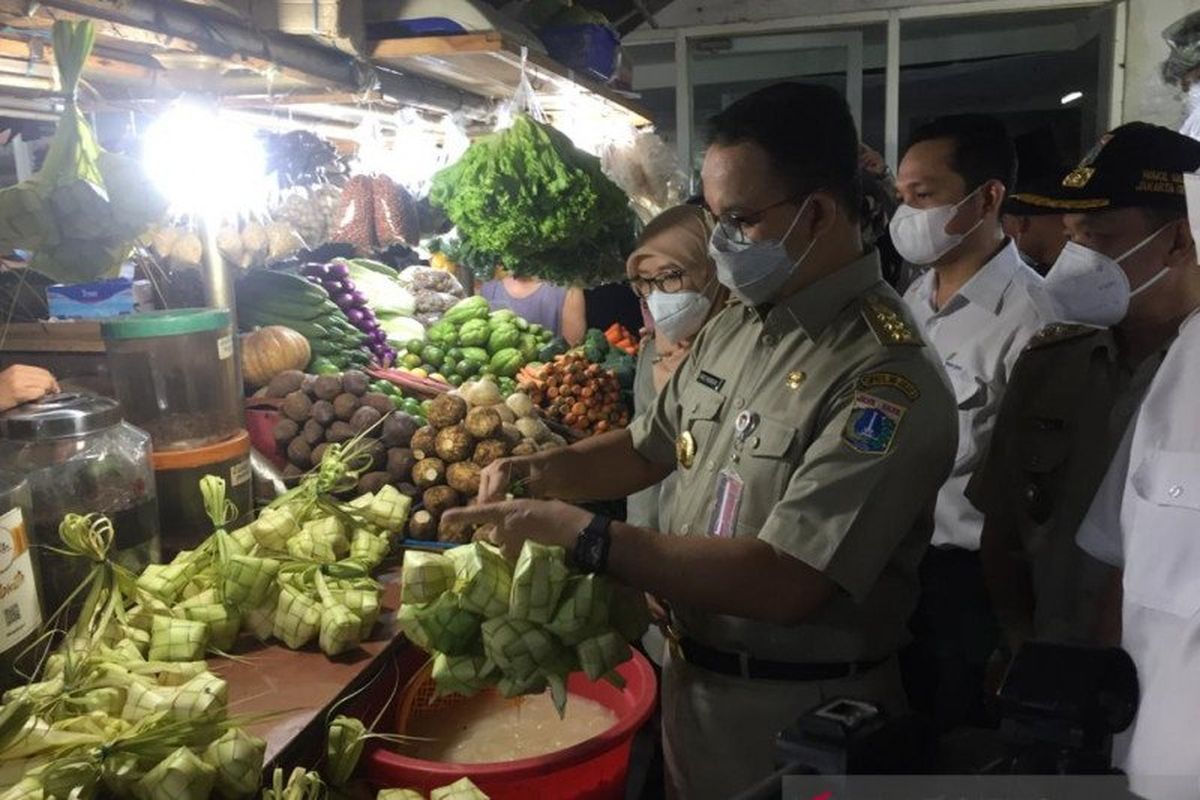 Gubernur DKI Jakarta Anies Baswedan meninjau Pasar Mayestik, Kebayoran Baru, Jakarta Selatan, Selasa (11/5/2021).