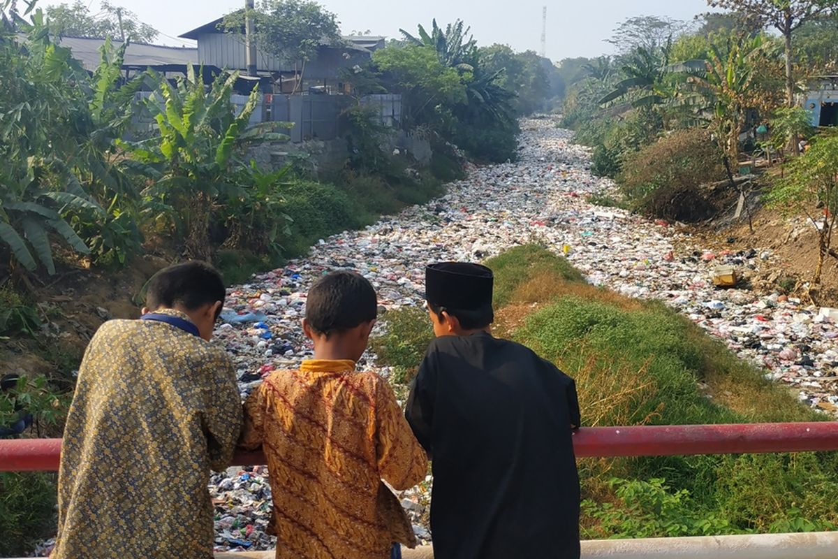 Tutupan sampah anorganik di Kali Jambe, perbatasan Desa Mangunjaya dan Desa Karangsatria, Tambun Selatan, Kabupaten Bekasi.