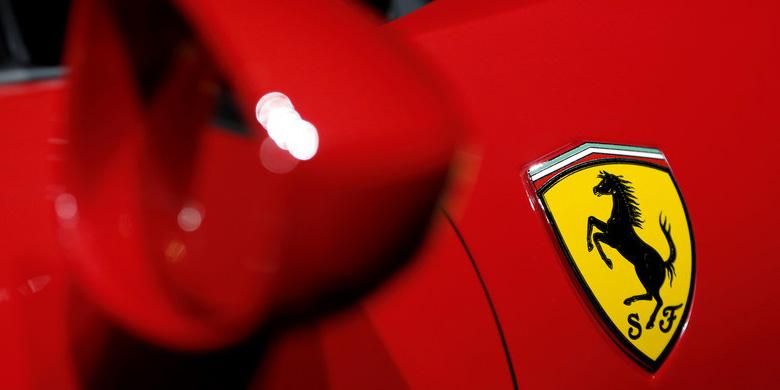 Logo Ferrari pada Ferrari 458 Speciale.
