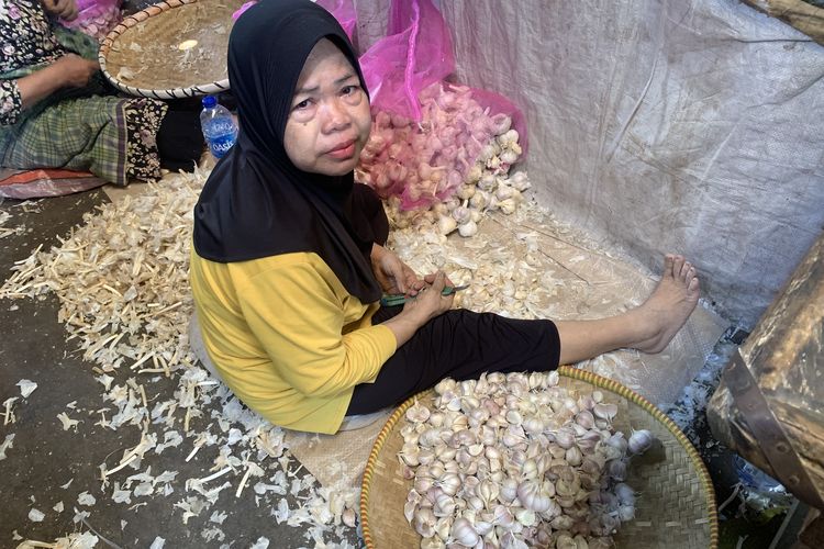 Diupah Rp 60.000 Kupas Bawang hingga Malam, Lansia 64 Tahun: Supaya Bisa Makan