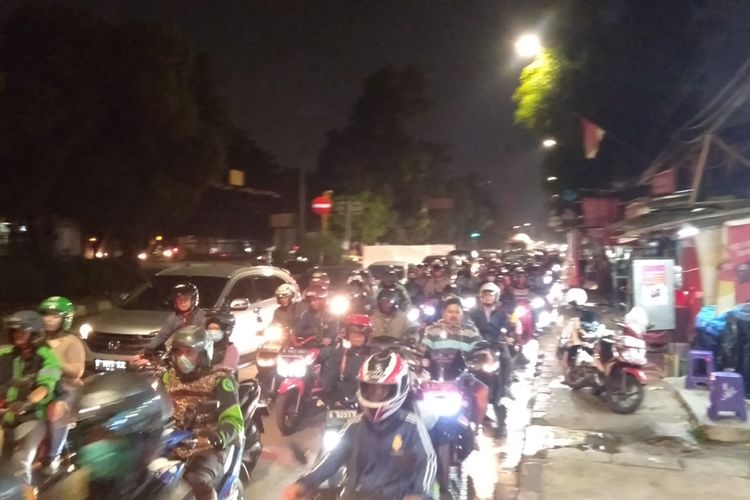 kemacetan di jalan Lenteng Agung, Jakarta Selatan akibat pembangunan JPO, Senin (11/11/2019)