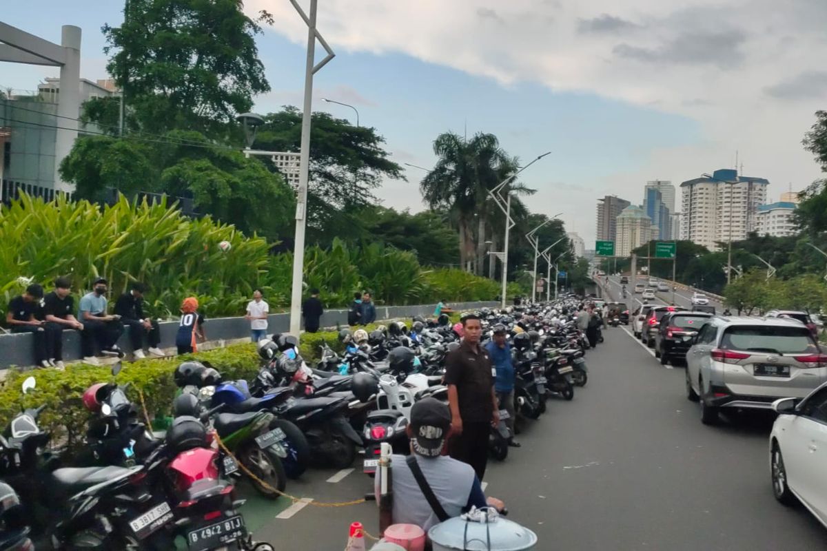 Sepanjang Jalan Gelora Bung Karno (GBK) Pintu Barat di Kelurahan Senayan, Kecamatan Tanah Abang, Jakarta Pusat, mengalami kemacetan total per 17.36 WIB, Minggu (19/2/2023).
