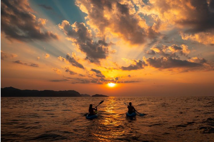 120 kata-kata senja romantis, galau, dan penuh makna untuk caption aesthetic. Cocok ungkapkan rindu, cinta, hingga refleksi hidup di sore hari.