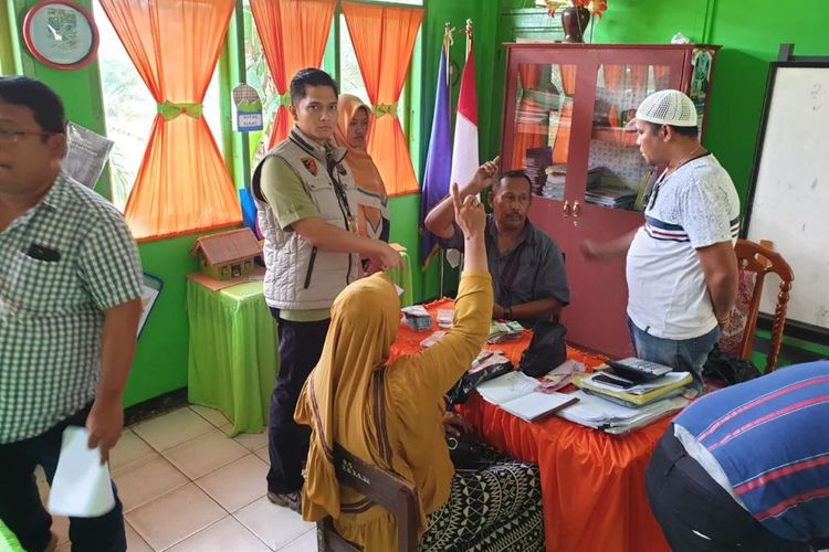 Suasana saat OTT Subdit III/Tipikor Direktorat Reserse Kriminal Khusus (Ditreskrimsus) Poldasu di ruang kelas 1 B, SD Negeri 050765 Lingkungan IV, Kelurahan Pekan Gebang, Kecamatan Gebang, Kabupaten Langkat terkait dugaan korupsi pengutipan dana BOS. Dari OTT ini, petugas mengamankan 16 orang beserta barang buktinya