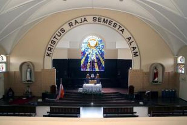 Suasana di dalam gereja Katolik Kristus Raja, Ungaran, Jawa Tengah.