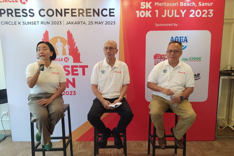 Berfoto dari kiri ke kanan, Race Director Circle K (CK) Sunset Run 2023 Riena Tambunan, Corporate Affair Director Circle K Indonesia Gunawan Indrobaskoro, dan Corporate Communications Director Danone Indonesia Arif Mujahidin memberikan penjalasan pelaksanaan Circle K Sunset Run 2023 di Jakarta, Kamis (25/5/2023).

Circle K Sunset Run 2023 berlangsung pada 1 Juli 2023 di Pantai Mertasari, Sanur, Provinsi Bali.

Pada 2 Juli 2023, Circle K, Danone Indonesia, Banjar Mertasari, dan warga masyarakat berikut komunitasi lari menanam 1000 bibit bakau atau mangrove di Pantai Mertasari.