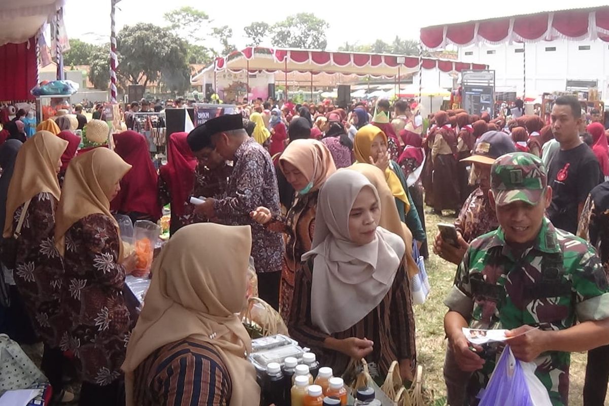 Puluhan kreasi produk Usaha Mikro Kecil Menengah (UMKM) Kecamatan Bener, Purworejo, Jawa Tengah tampil dalam Bener Expo 2022 di Lapangan Desa Kaliboto pada Minggu (4/9/2022).