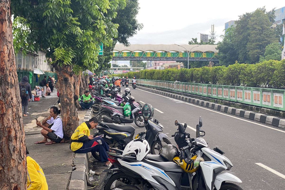 Sejumlah ojek pangkalan (opang) dan ojek online (ojol) memarkirkan sepeda motornya di depan Stasiun Pasar Minggu, Pejaten Timur, Pasar Minggu, Jakarta Selatan, Jumat (19/1/2024). 