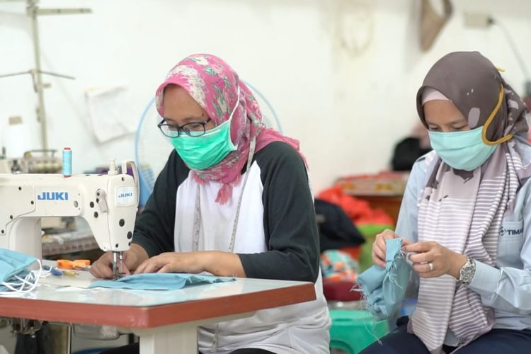 Proses pembuatan masker gratis yang dimobilisasi PT Timah Tbk.