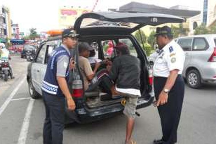 Petugas gabungan saat melakukan razia terhadap juru parkir yang menarik tarif diluar ketentuan disejumlah ruas jalan di Pontianak