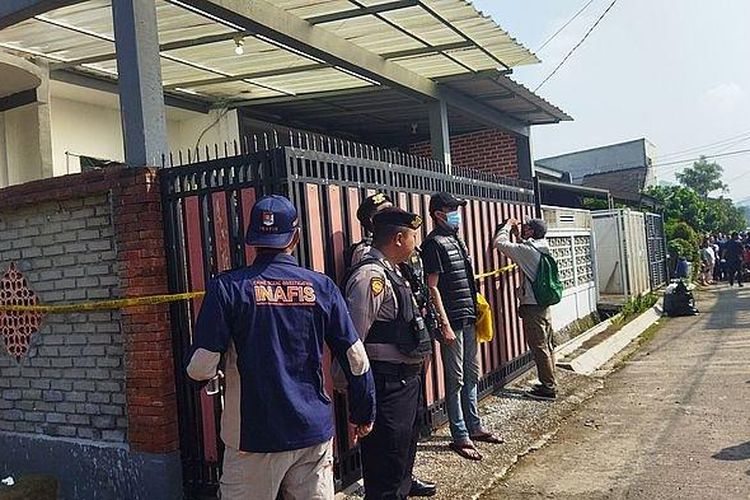 Seorang pria yang ditemukan tewas dengan kondisi mayat dicor di dalam rumah, Kompleks Bumi Citra Indah 2, RT 06/13, Desa Pataruman, Selasa (16/4/2024).

