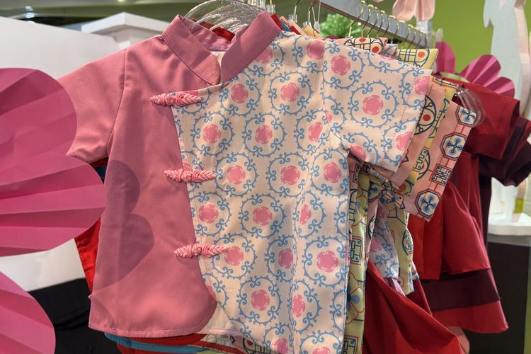 Atasan cheongsam anak berbahan katun dengan warna pastel di OADKIDS Pop-up Market di Plaza Indonesia, Jakarta Pusat yang berlangsung pada 15 Januari 2025 hingga 18 Januari 2025.
