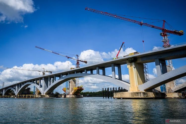 Suasana pembangunan jembatan duplikasi Pulau Balang bentang pendek penghubung Balikpapan dengan Ibu Kota Negara (IKN) Nusantara di Kabupaten Penajam Paser Utara, Kalimantan Timur, Sabtu (17/2/2024). 