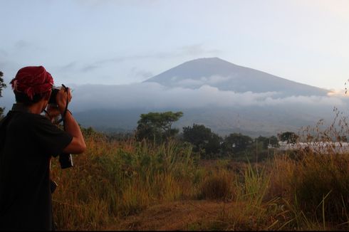 100 Hektar Padang Savana di Kawasan Hutan Gunung Rinjani Terbakar