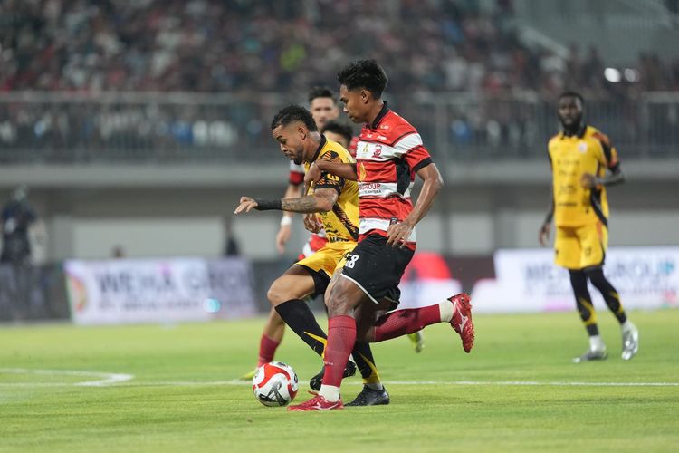 Penyerang Persija Jakarta, Maxwell, beraksi pada laga Super League 2025-2026 kontra Madura United di Gelora Madura Ratu Pamelingan pada Jumat (24/10/2025).
