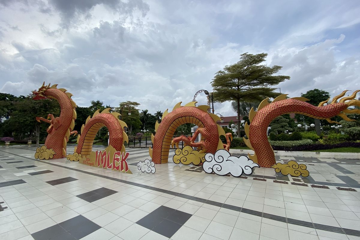 Naga raksasa dipasang untuk sambut Imlek di Balai Kota Surabaya, Sabtu (3//2/2024).