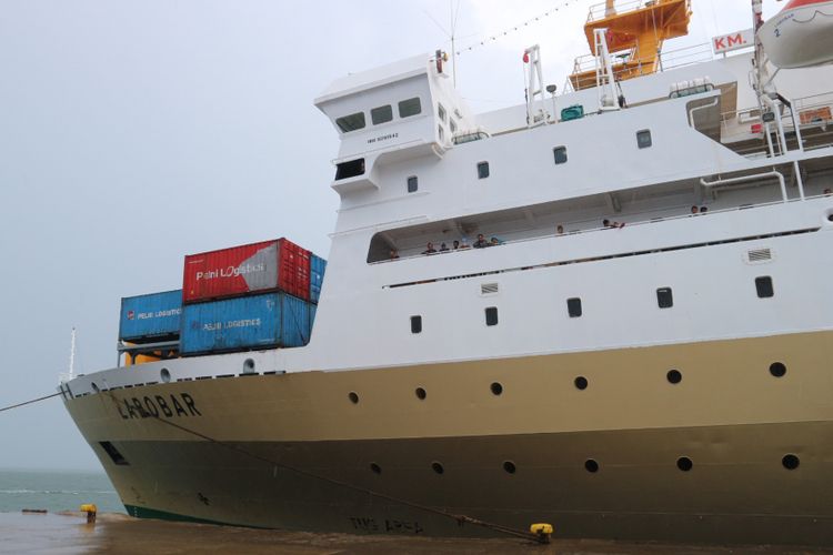 Kapal Pelni KM Labobar Tujuan Balikpapan-Surabaya Bersandar di Pelabuhan Semayang, Balikpapan, Kalimantan Timur, Sabtu (16/6/2017).