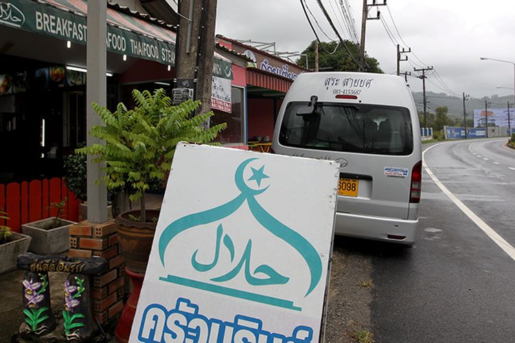 Kedai halal jamak ditemukan di Phuket, Thailand, Jumat (4/8/2017). Pemerintah Thailand tengah mengembangkan Phuket sebagai salah satu kawasan wisata ramah wisatawan muslim dengan mudah ditemuinya restoran dan hotel halal serta masjid. KOMPAS IMAGES/KRISTIANTO PURNOMO