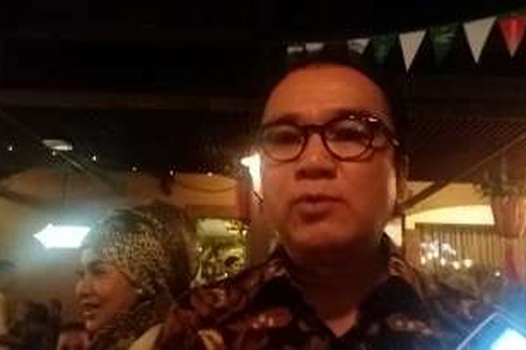 Anggota Konisi I DPR Tantowi Yahya usai menghadiri konferensi pers di bilangan Menteng, Jakarta Ousat, Senin (11/4/2016)