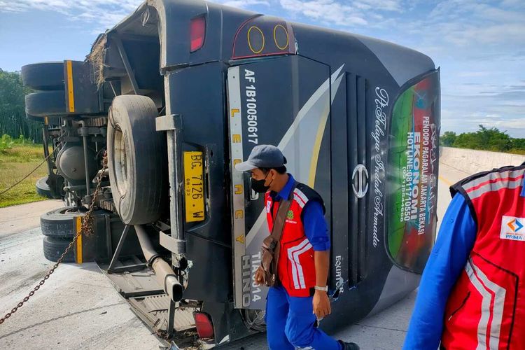 Bus yang terguling dan menyebabkan kecelakaan di tol Lampung ruas Terbanggi Besar - Pematang Panggang - Kayu Agung (Terpeka) pada Sabtu (30/4/2022) pagi.